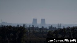 Vista de la planta nuclear de Zaporiyia desde 20 kilómetros de distancia en una zona de la región de Dnipropetrovsk, Ucrania, 17 de octubre de 2022. (AP Foto/Leo Correa, File)