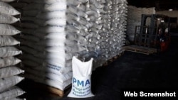 Cienfuegueros aseguran que el arroz varado en el puerto no llega a sus mesas por falta de pago del Gobierno.

